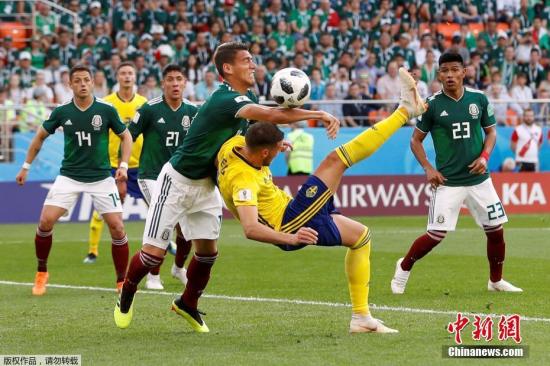 瑞典3-0大胜墨西哥，第28分钟场上出现争议一幕，埃尔南德斯被认为有禁区内手球嫌疑。不过裁判经过VAR回看后，没有吹罚点球。