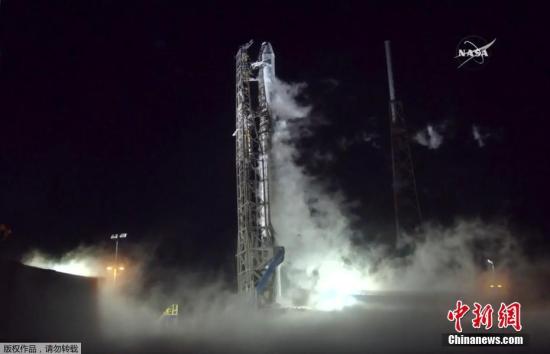 当地时间6月29日，美国卡纳维拉尔角，据外媒报道，美国太空探索技术公司(SpaceX)“猎鹰9号”运载火箭把装载2.7吨物资的“龙”飞船(Dragon)发往国际空间站，欧洲机器人助手“西蒙”(CIMON)也将被送抵轨道。报道称，运载火箭从卡纳维拉尔角航天发射场升空。此次发射中使用了经过回收的运载火箭第一级，以及2016年已经升过空的“龙”货运飞船。运载火箭的第一级仅用了2个月多一点的时间就做好了二次发射准备。
