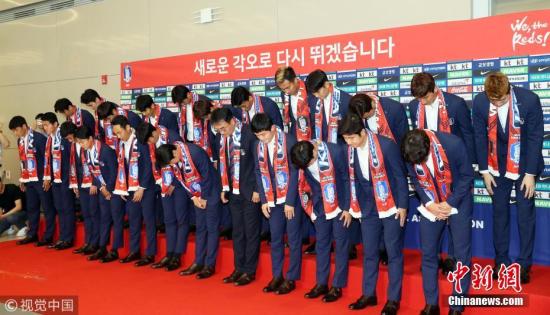 当地时间6月29日，韩国首尔，2018俄罗斯世界杯，韩国男足回国接受采访，被砸鸡蛋、抱枕众将侧目。图片来源：视觉中国av
