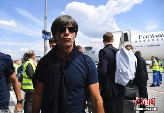 德国队小组赛出局回国，众将机场难扫一脸愁容。图为德国队主教练勒夫。