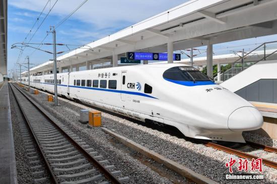 资料图：和谐号动车组列车停靠在湛江西站。中新社记者 陈骥旻 摄