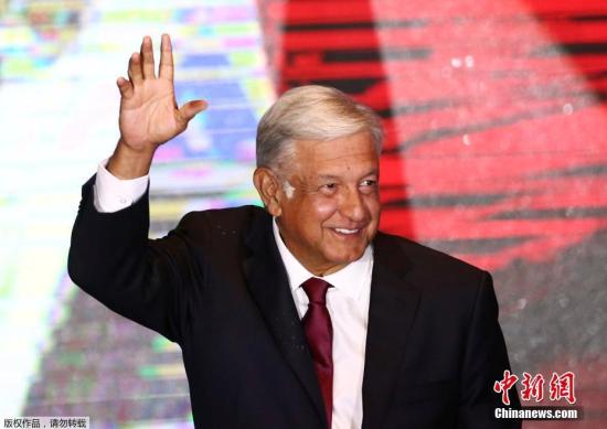当地时间2018年7月1日，墨西哥墨西哥城，墨西哥左翼政党候选人安德烈斯·曼努埃尔·洛佩斯·奥夫拉多尔宣称在大选中获得胜利，墨西哥总统涅托祝贺奥夫拉多尔在选举中获胜。