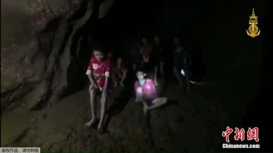 球员们和教练将第一时间获得食物和初步医疗诊断，确定所有人生命迹象稳定，搜救队将协助他们安全离开洞穴。