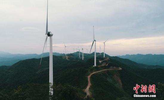 7月2日，在江西泰和县水槎乡海拔1152米的天湖山上，90台风机矗立在延绵山脉，一座座巨型“风车”迎风旋转，显得雄伟壮观。电能随着叶片的旋转产生，通过电网源源不断地输送到全国各地。泰和高山风电项目有三个风场，总投资18亿元，于2016年建成投入运营。该项目装机容量为14.4万千瓦，年上网电量达4亿千瓦时，占全省风电年上网电量的半壁江山。每年至少可节约标准煤10万吨、减少二氧化碳排放27万吨。邓和平 摄