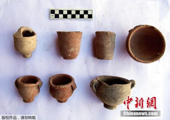 2018年7月4日讯，埃及文物部发布在埃及第二大城市亚历山大城发现的希腊罗马、科普特和伊斯兰时代的陶器碎片。