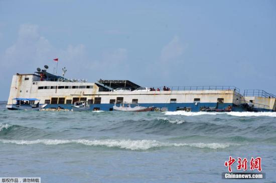 当地时间7月3日下午，一艘渡轮从印尼苏拉威西岛开往附近的塞拉亚岛，途中遭遇强风浪，船体受损进水。船长随后让渡轮在距离塞拉亚岛大约300米的地方搁浅。事故已经造成34人死亡，有155名渡轮乘客获救。图为发生倾覆的渡轮。