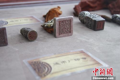 资料图：古老藏币厂印章。中新社记者 赵朗 摄