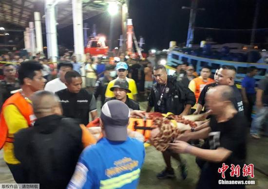 据报道，泰国当地媒体刊登了一张照片，显示渔船上一批获救的游客，报道称前2宗沉船事故并无关连。7月5日，普吉岛风高浪急，当局已发出恶劣天气警告，有效期直至7月10日，并考虑禁止船只在大浪情况下出海。图为救护人员和医护人员营救被困游客。图为救援人员和医护人员营救被困游客。