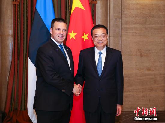 当地时间7月6日下午,中国国务院总理李克强在索非亚下榻饭店会见爱沙尼亚总理拉塔斯。 <a target='_blank' href='http://www.chinanews.com/'>中新社</a>记者 刘震 摄 当地时间7月6日下午,中国国务院总理李克强在索非亚下榻饭店会见爱沙尼亚总理拉塔斯。 <a target='_blank' href='http://www.chinanews.com/'>中新社</a>记者 刘震 摄