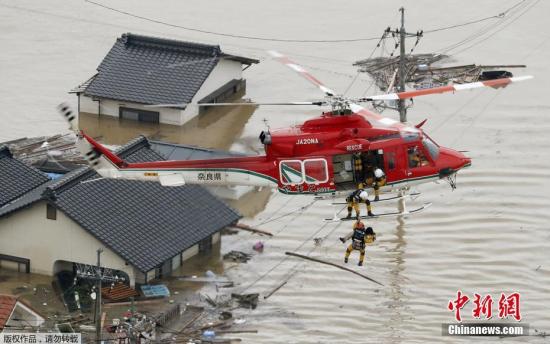 Helicopters are dispatched to rescue people trapped in water in Kurashiki, Okayama Prefecture, Japan, as heavy torrential rains wrecked havoc, July, 8, 2018. (Photo/Agencies)