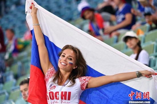 一位俄罗斯美女球迷。 中新社记者 毛建军 摄