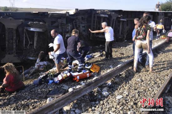 当地时间7月8日，土耳其西北部一列火车周日发生出轨事故，造成10人死亡，73人受伤。报道称，这列火车载有362名乘客，事发时正前往首都伊斯坦布尔。目前，紧急救援人员已到达现场。事发地泰基尔达州州长称是大雨导致这起出轨事件的发生。