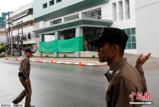 目前,4名获救少年的身体状况良好。救援工作将暂时停止,预计在10小时后重新开始。图为孩子们接受治疗的医院。 目前,4名获救少年的身体状况良好。救援工作将暂时停止,预计在10小时后重新开始。图为孩子们接受治疗的医院。