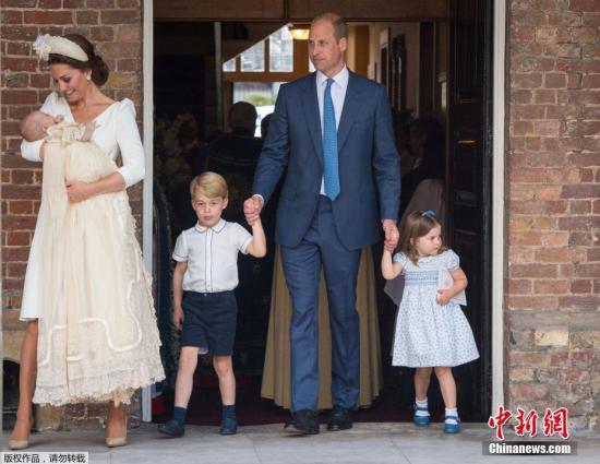 当地时间2018年7月9日，英国伦敦，威廉王子与凯特王妃的儿子路易小王子的洗礼仪式在圣詹姆斯宫的皇家教堂举行，乔治小王子和夏洛特小公主出席弟弟洗礼仪式。路易王子的受洗仪式被视为这个五口之家首次集体亮相。