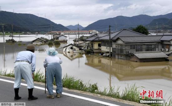受活跃梅雨锋面影响，日本西部地区暴雨灾情7月9日继续扩大，目前已造成全日本12个府县共126人死亡。警察、消防和自卫队仍在奋力开展救援行动，广岛县塌方现场和出现大范围浸水的冈山县仓敷市真备町地区等的死亡人数继续上升。目前，日本6个府县还有86人处于失联状态，灾情或将进一步扩大。