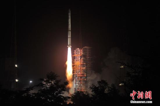 资料图：北京时间2018年7月10日04时58分，中国在西昌卫星发射中心用长征三号甲运载火箭，成功发射第三十二颗北斗导航卫星。张铮逸 摄