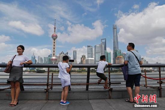 Tourists visit the Bund in Shanghai. (File photo/China News Service)