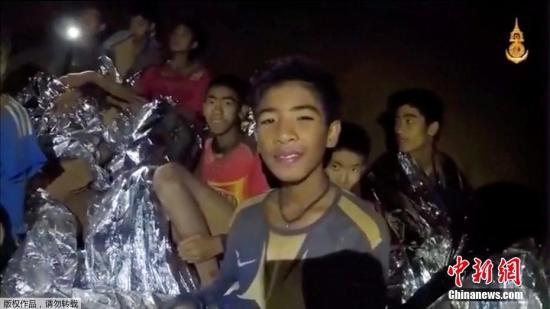 被困洞中的孩子们在困境中做的不错,他们在救援人员的陪伴下向外界传递着积极的信息。图为被困的小球员们录制视频,向家人和外界报平安。 被困洞中的孩子们在困境中做的不错,他们在救援人员的陪伴下向外界传递着积极的信息。图为被困的小球员们录制视频,向家人和外界报平安。