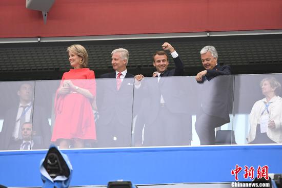 资料图：在俄罗斯世界杯半决赛中，法国总统马克龙、比利时国王菲利普和王后玛蒂尔德到场为各自球队助威。钟欣 摄