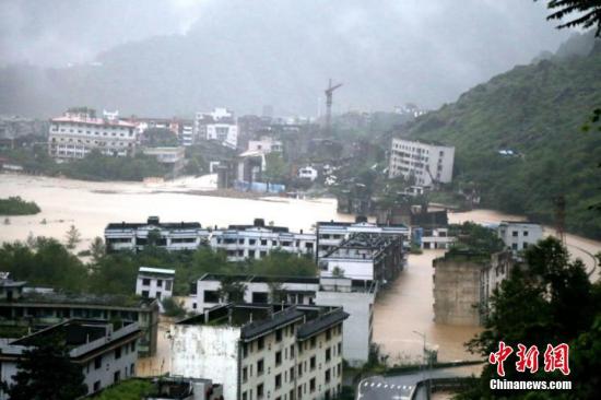 老北川地震遗址区洪水漫过公路，道路中断。北川宣传部供图