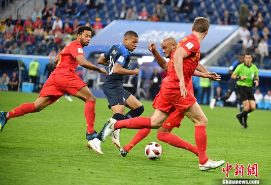 2018俄罗斯世界杯法国战胜比利时挺进决赛。图为双方队员争抢足球。中新社记者 毛建军 摄