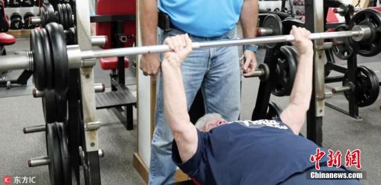 2018711ձŵ˹һ80̫жֻ֤Ǹֶѡ80Shirley WebbѴȴһˣÿܽ4ΣܹӲ115Shirleyʾ76ʱ˫ַˣǼ޷¥ݵġShirleyŤ˥ϴĸӰ죬4ŮȥصĽ˸֮һֱڡ ͼƬԴIC ȨƷ ת