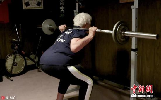 2018年7月11日报道，美国伊利诺斯州一名80岁高龄的老太用行动证明了年龄那真的只是个数字而已。80岁的老奶奶Shirley Webb虽年纪已大却是一名健身达人，她每周健身4次，能够硬举115公斤。Shirley表示在76岁的时候，如果不用双手扶着栏杆，她是几乎无法爬楼梯的。后来，Shirley决心扭衰老带来的负面影响，她带着4岁的外孙女儿去当地的健身房报了个名，之后便一直健身到现在。 图片来源：东方IC 版权作品 请勿转载