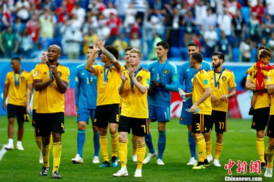 赛后，比利时球员庆祝胜利。 中新社记者 富田 摄