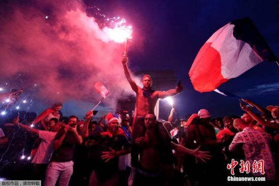 法国庆祝世界杯夺冠 巴黎等地引发骚乱