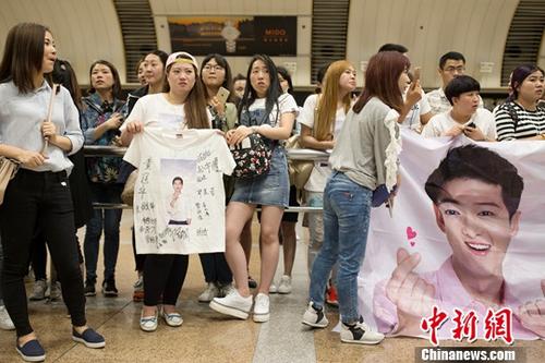 资料图：一名韩国艺人的“粉丝”在北京首都国际机场接机。<a target='_blank' href='http://www.chinanews.com/'>中新社</a>记者 刘关关 摄