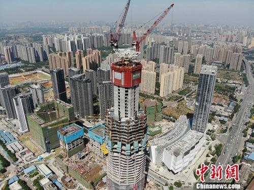 资料图：成都在建中的468米最高建筑。<a target='_blank' href='http://www.chinanews.com/'>中新社</a>记者 张浪 摄