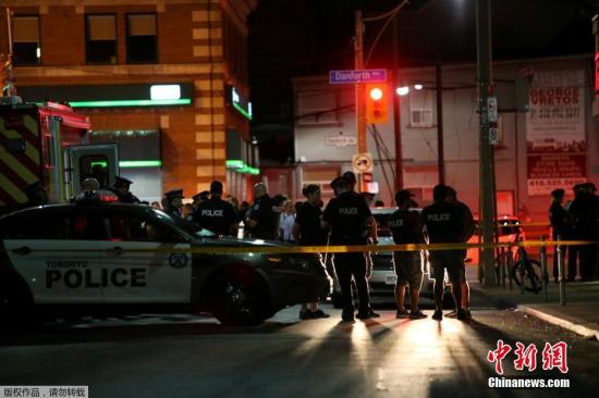 当地时间7月22日晚间，加拿大多伦多一个社区发生枪击事件，造成包括枪手在内的2人死亡、13人受伤。