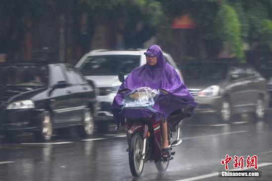 北京市同时发布暴雨、大风蓝色预警信号