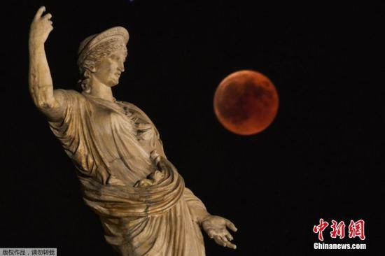 资料图：2018年7月，希腊女神Hera雕像旁的“血月”月食。