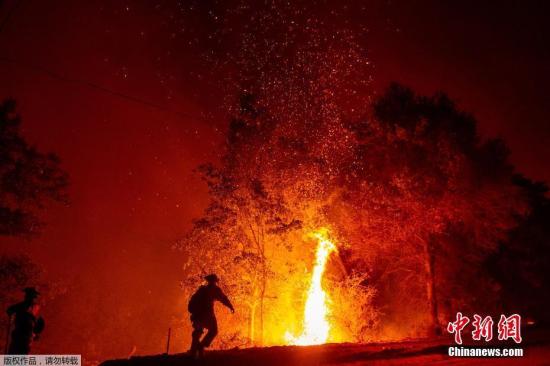 当地时间2018年7月27日，美国加州雷丁市，加州森林大火持续肆虐。据报道，此次森林火灾过火面积已达17900公顷，2名消防员在救火行动中不幸牺牲。