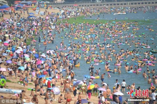 资料图：数千名游客在山东青岛第一海水浴场纳凉避暑。 王海滨 摄 图片来源：视觉中国