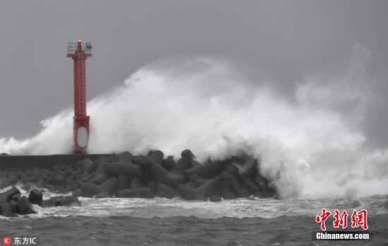 当地时间7月29日，强台风“云雀”在日本本州岛中部的三重县登陆，并一路向西推进。图为受台风“云雀”影响，日本千叶县鸭川巨浪滔天。 图片来源：东方IC 版权作品 请勿转载