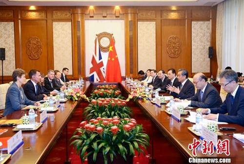 资料图：7月30日，中国国务委员兼外交部长王毅在北京同英国外交大臣亨特举行第九次中英战略对话。中新社记者 刘震 摄