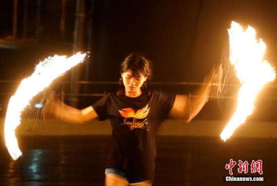 图为七月中旬，火舞团在台北立交桥下排练《十面埋伏》。 中华经济报记者 张宇 摄