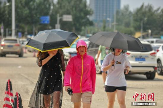 8月3日，市民在高温天气出行。当日，沈阳最高气温38℃，开启“清蒸模式”。<a target='_blank' href='http://www.chinanews.com/'>中新社</a>记者 于海洋 摄