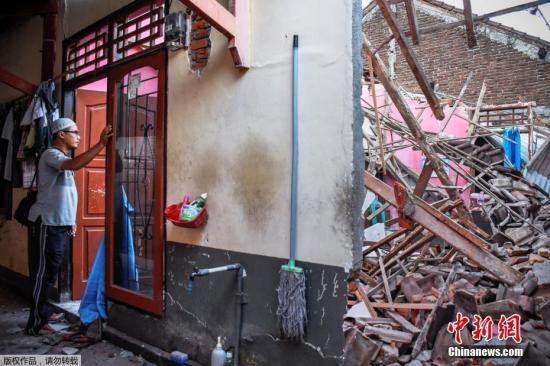 龙目岛上的民居在地震中受损严重，很多建筑在震后变成一片瓦砾废墟。