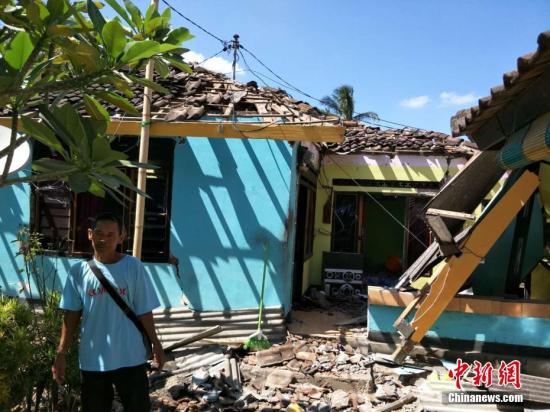 当地时间8月7日消息，印尼龙目岛7级地震导致数千栋房屋损毁严重。图为位于该岛Senggigi 海滩附近Senggigi村的损毁房屋。该村数百座房屋损毁，全村断水断电，村民在村子空地上分散安置。 林永传 摄