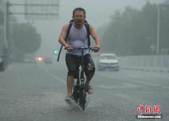 Beijing issues orange alert for heavy rainfall