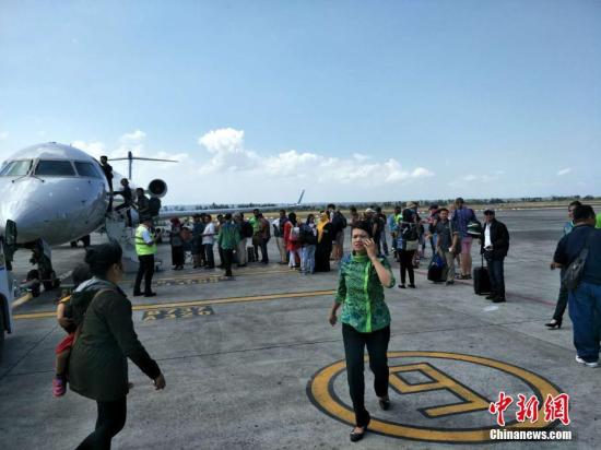 据欧洲地中海地震中心消息，北京时间8月9日13时25分左右，印尼龙目岛再次发生6.1级地震。记者在龙目岛机场候机时，感到候机厅剧烈晃动几秒钟，机场马上将等待登机的乘客疏散到停机坪。 林永传 摄