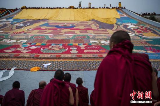 哲蚌寺雪顿节展佛 西藏信众共祈愿