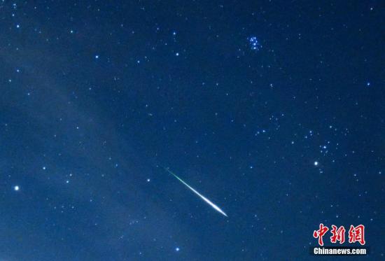 资料图：一颗流星在星空中掠过。 <a target='_blank' href='http://www.chinanews.com/'>中新社</a>记者 麦尚旻 摄