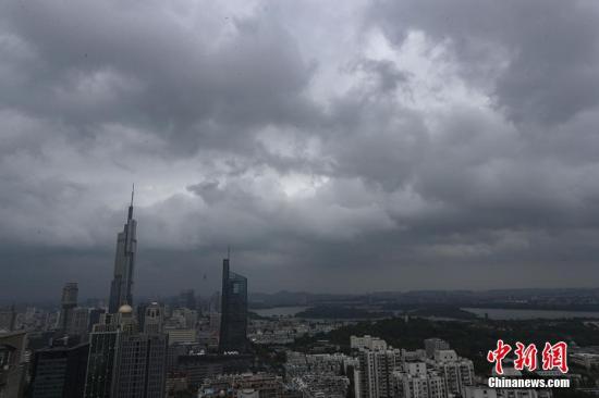 8月13日，受台风“摩羯”外围影响，南京城风雨交加，给民众的出行造成不小的影响。泱波 摄