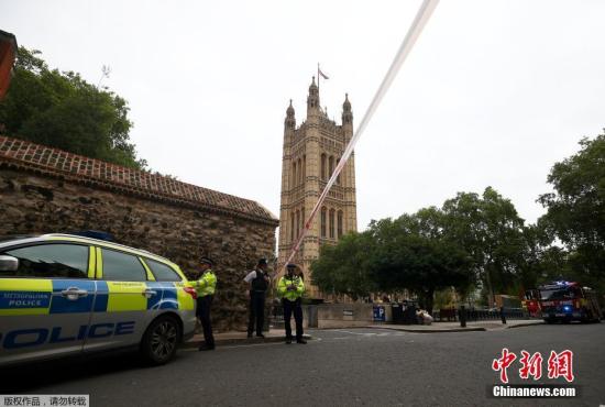 当地时间8月14日，英国苏格兰场称，一名男子驾驶一辆汽车冲撞议会大厦外的安全护栏，之后被捕。据报道，该事件造成许多行人受伤，但未造成人员死亡。目前，反恐警察介入案件调查。