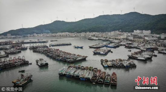 广东全力防御台风“贝碧嘉” 渔船纷纷回港避风。 文字来源：南方日报 图片来源：视觉中国
