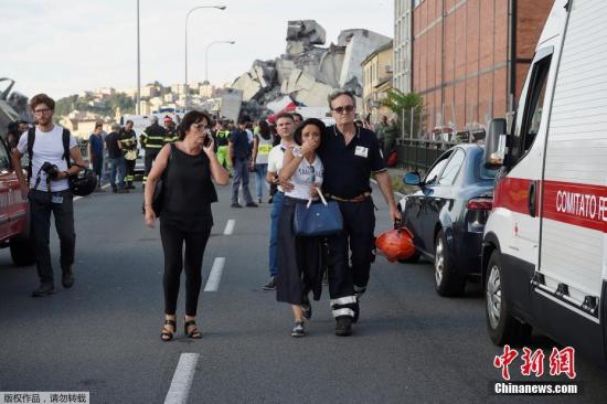 当地时间8月14日，意大利北部城市热那亚发生严重塌桥事故，一条有50年历史的高速公路高架桥，在暴风雨中突然倒塌，桥身连同多辆汽车一同坠落，造成数十人死亡。图为救援现场。